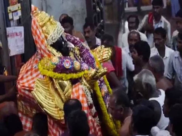చెమటలు పట్టే విగ్రహం