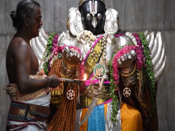 చెమటలు పట్టే విగ్రహం
