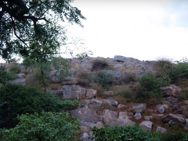 గోవర్దనగిరికి యుగాంతానికి సంబంధం ఏమిటి