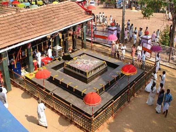 అక్కడ ఈరోజుటికీ దుర్యోధనుడే దేవుడు !!!