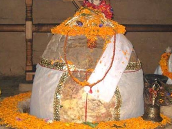 ఈ గుడిపై 12 ఏళ్లకోసారి పిడుగు పడి.. శివలింగం ముక్కలుగా అవుతుంది..