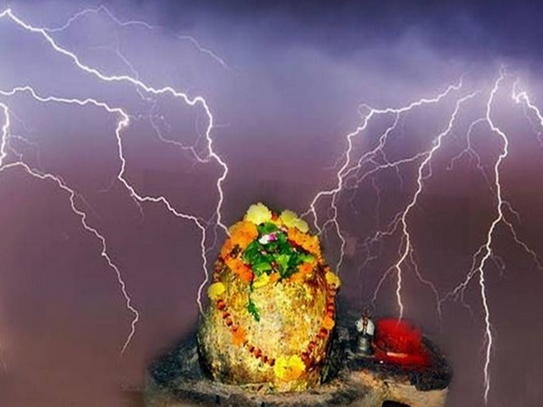 ఈ గుడిపై 12 ఏళ్లకోసారి పిడుగు పడి.. శివలింగం ముక్కలుగా అవుతుంది..