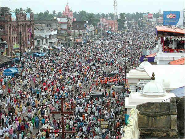 ఆశ్చర్యం : ఇక్కడ హనుమంతుణ్ణి బేడీలతో కట్టివేసారు !