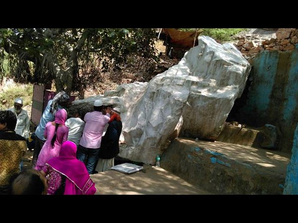 గాల్లో తేలియాడే బండరాయి అక్కడి చరిత్ర తెలిస్తే షాక్ అవుతారు?