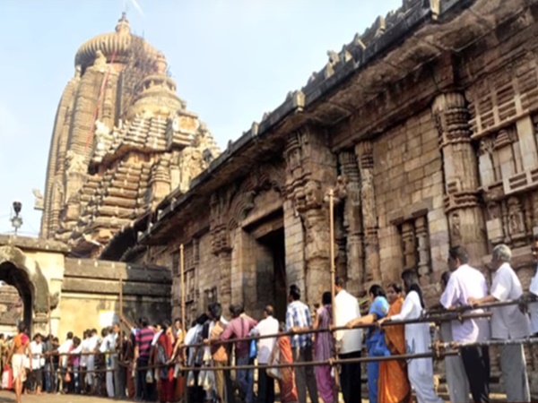 ఆలయంలో దేవున్ని కొలిచే శునకం ఎందుకో తెలుసా?