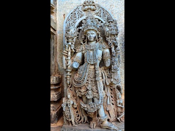 హొయసలేశ్వర దేవాలయంలో ఈజిప్షియన్ మానవాకృతి : ఆశ్చర్యం