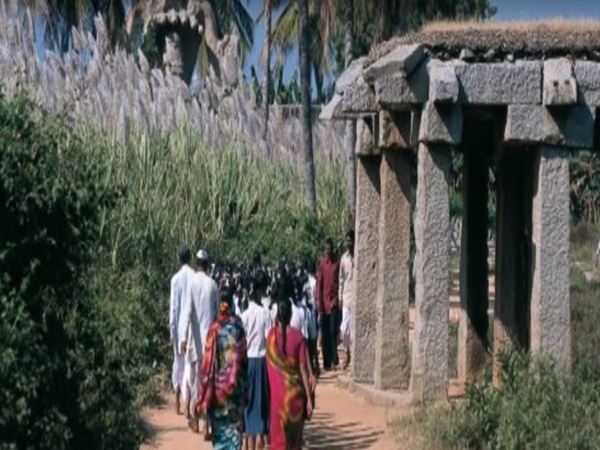 సైంటిస్ట్ లకు చుక్కలు చూపిస్తున్న శివలింగం..