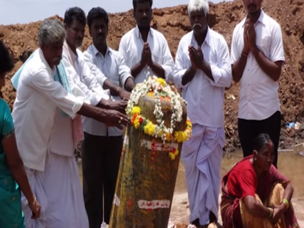 ఎనిమిది నెలలు నీటిలోనే ఉండే ఆలయం ఎక్కడో తెలుసా?