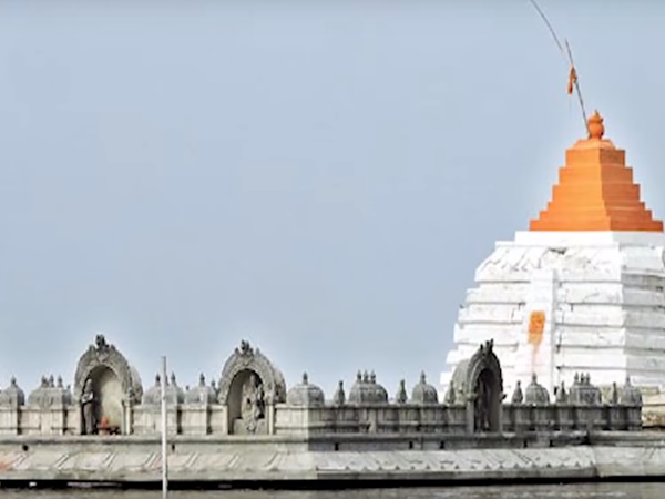 ఎనిమిది నెలలు నీటిలోనే ఉండే ఆలయం ఎక్కడో తెలుసా?