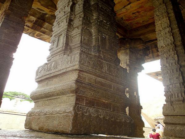వేలాడే రాతి స్తంభం