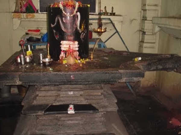 ఆ శివలింగం తెల్లరాతి లింగం దాని వెనుక భాగంలో ఒక జడ.. కలిగిన వింత ఆలయం!