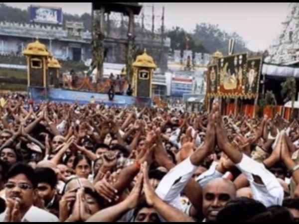 తిరుమలలో మహాద్భుతం... కళ్లు తెరిచిన స్వామివారి