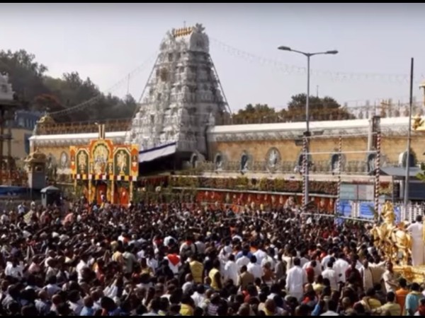 తిరుమలలో మహాద్భుతం... కళ్లు తెరిచిన స్వామివారి