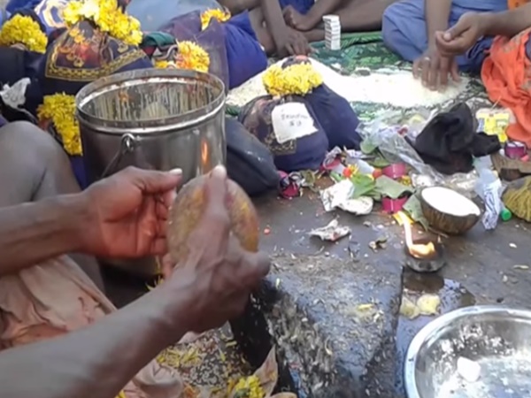అయ్యప్పలు ఇరుముడులు ఎందుకు కట్టుకుంటారు?