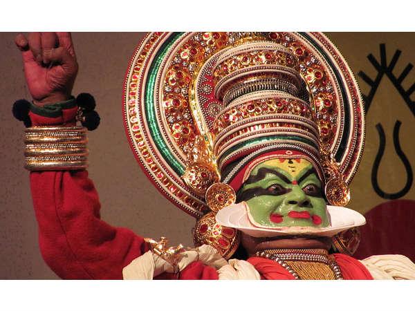 డాన్స్ లు చేస్తే దేవుడు దిగి రావలసిందే!