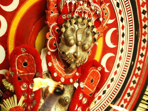డాన్స్ లు చేస్తే దేవుడు దిగి రావలసిందే!