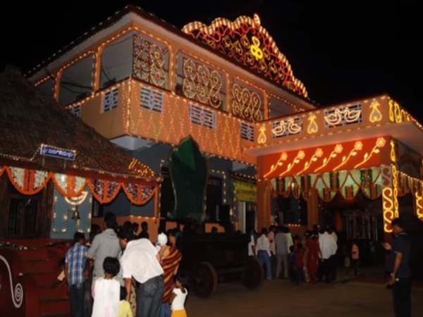 అక్షరాలు విగ్రహ రూపంలో దర్శనమిచ్చే ఆలయం