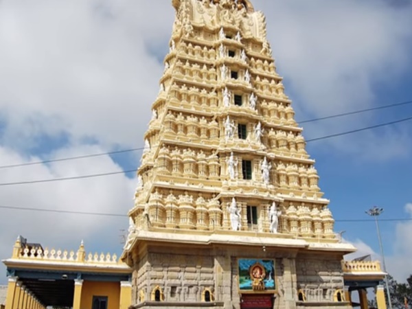 అక్షరాలు విగ్రహ రూపంలో దర్శనమిచ్చే ఆలయం