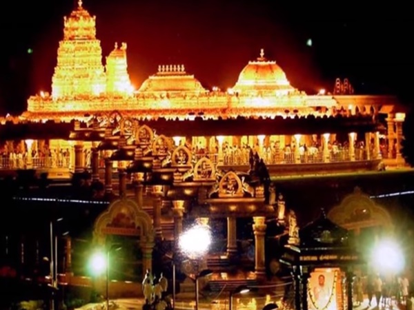 శ్రీపురం స్వర్ణ దేవాలయం కట్టడం వెనుక ఉన్న ఆ అద్భుత శక్తి ఎవరో తెలుసా?