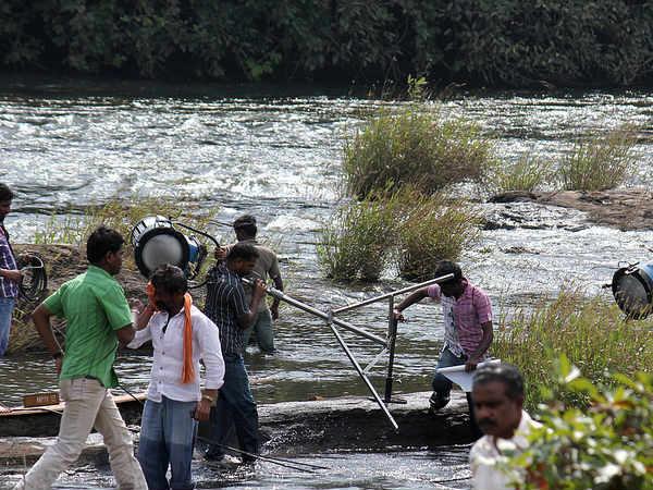 బాలీవుడ్ సినిమాలు - కోరినన్ని షూటింగ్ లు !