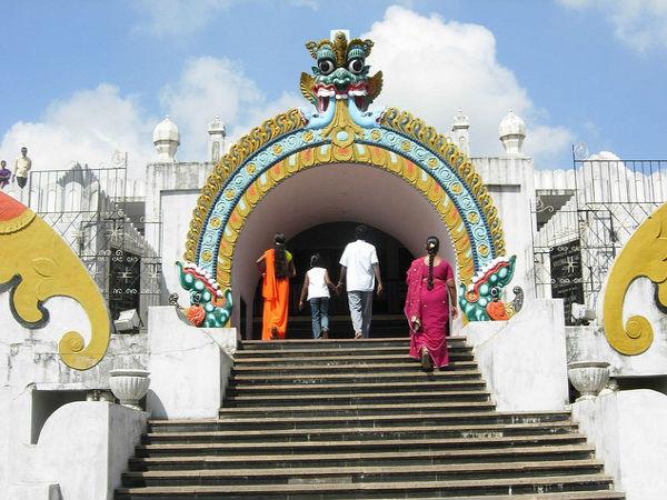ఒకే రాతితో నిర్మించిన రథం !!