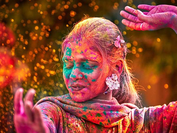 1. రంగులతో పాటు లాఠీలతో కూడా