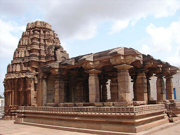 11.బాదామి గుహాలయాలు