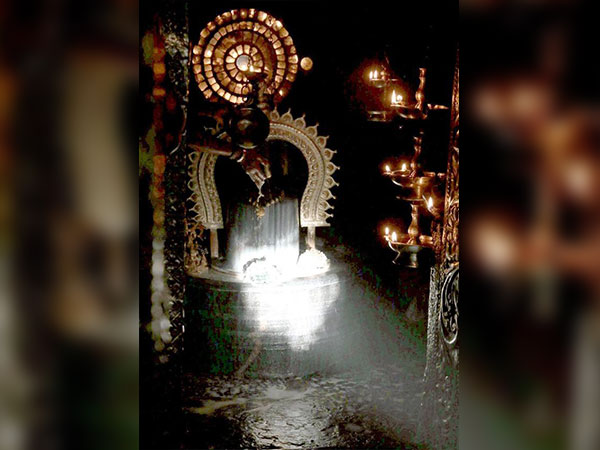 2.గవి గంగాధరేశ్వర ఆలయం