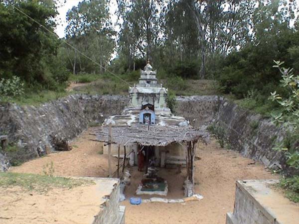 4. తలకాడు ఇసుక దిబ్బగా మారిపోని...