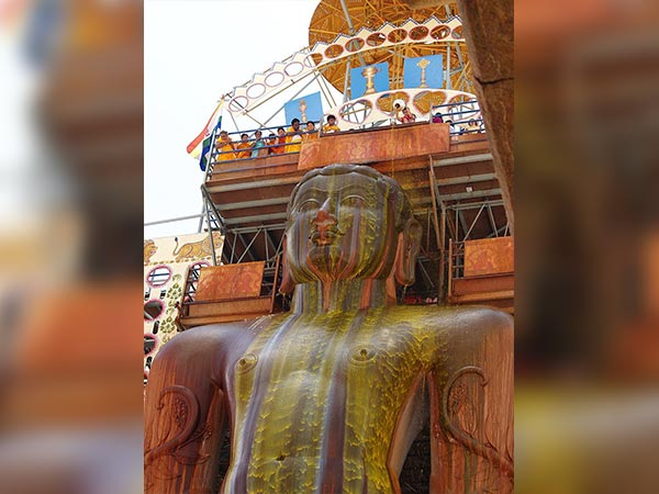 6. బంగారు, వెండి పుష్పాలతో