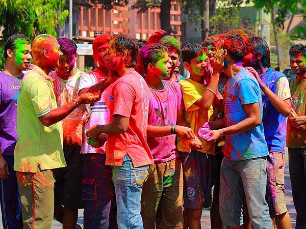6. ఇతర రాష్ట్రాల వారికి మిఠాయిలు పంచుతూ