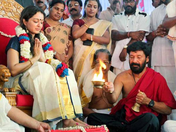 8. నారీ పూజ, ధనుపూజ సమయంలో...
