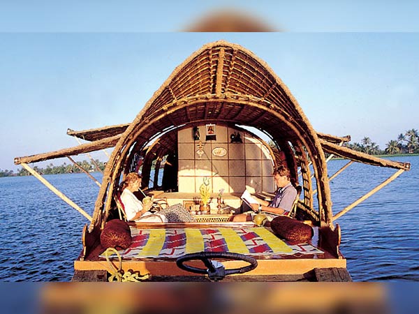 8. గూటిపడవల్లో విహారం