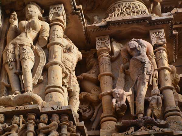 8.కేవలం శిథిల ఆలయాలు మాత్రమే