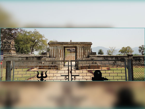 8. సూర్య కాంతి పాదాలను తాకుతుంది