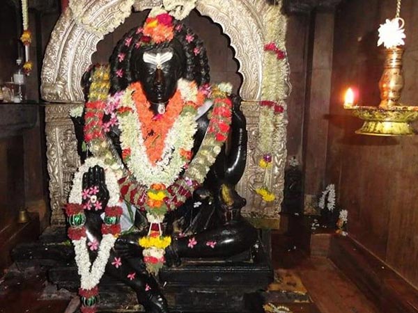 1.కుర్చొని ఉన్న రూపంలో