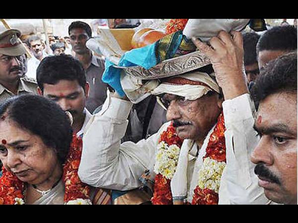 10. ప్రభుత్వం పట్టు వస్త్రాలు సమర్పిస్తుంది.