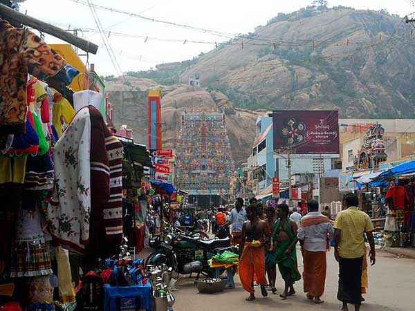10. ఒకే కొండ రాతిని తొలిచి