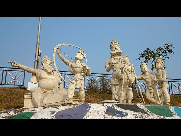 రాముడి తొడపై సీత కుర్చొన్నట్లు ఉన్న విగ్రహం