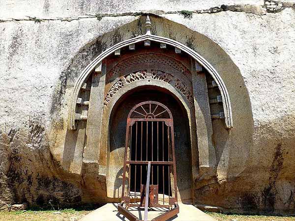 12. దుంగేశ్వరి గుహాలయాలు