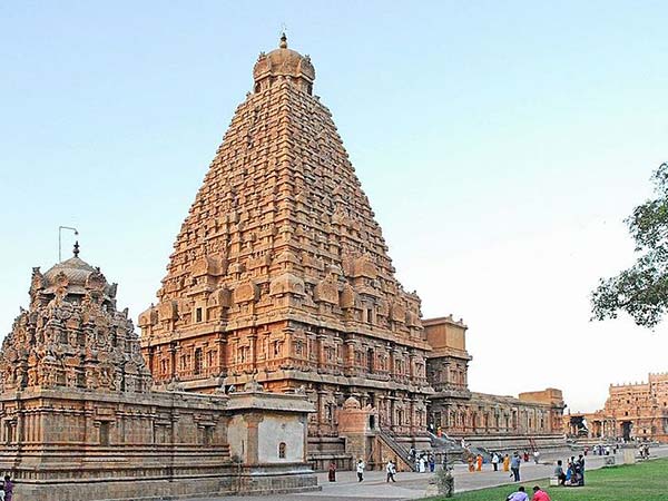13. బృహదీశ్వర ఆలయం