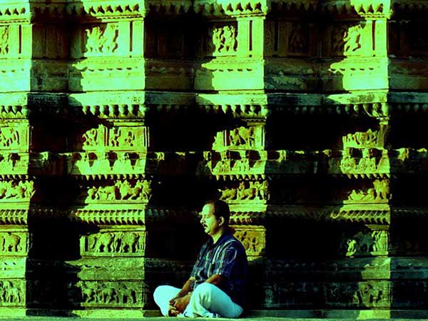 పాము పడగ నీడన కప్ప