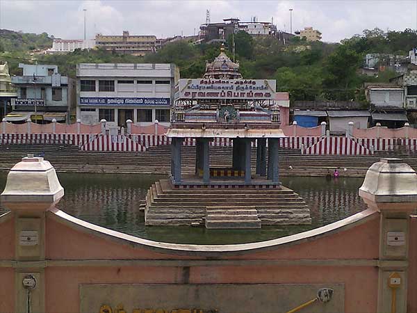 2. చుట్టూ కొండలు