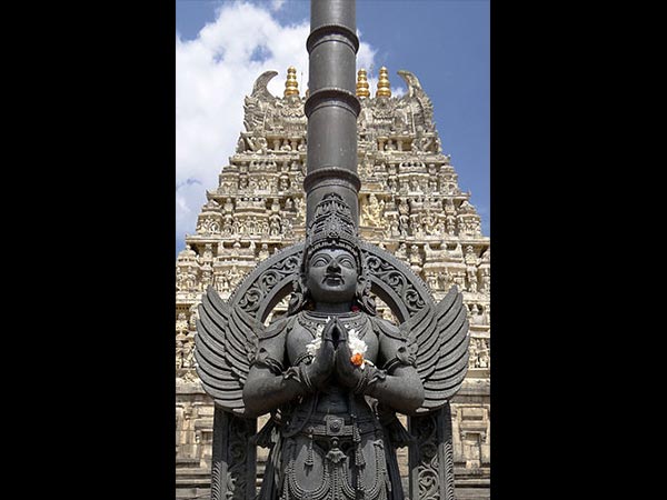దాస్యం నుంచి విముక్తి కల్పించాలని కోరుతాడు