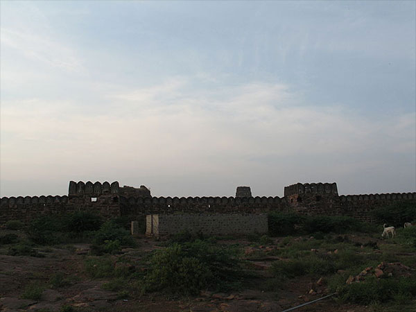 5. 40 బురుజులు