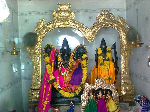 రాముడి తొడపై సీత కుర్చొన్నట్లు ఉన్న విగ్రహం