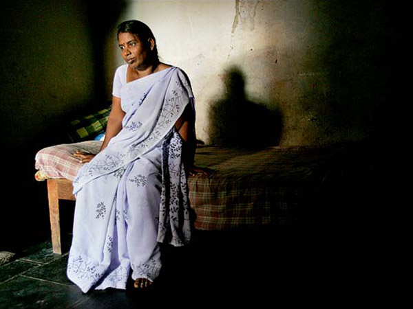 6. ఒంటి పై నూలు పోగు కూడా లేకుండా