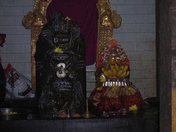 7. వారికి అభయమిస్తాడు