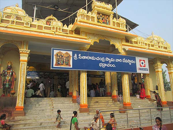 రాముడి తొడపై సీత కుర్చొన్నట్లు ఉన్న విగ్రహం