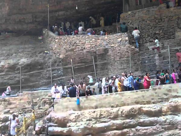 10.వాలెంటీర్లు యువకులు